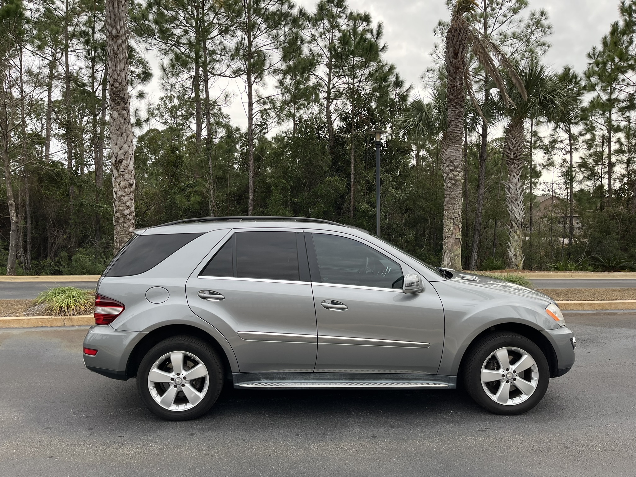 2011 Mercedes-Benz M-Class ML350 photo 2