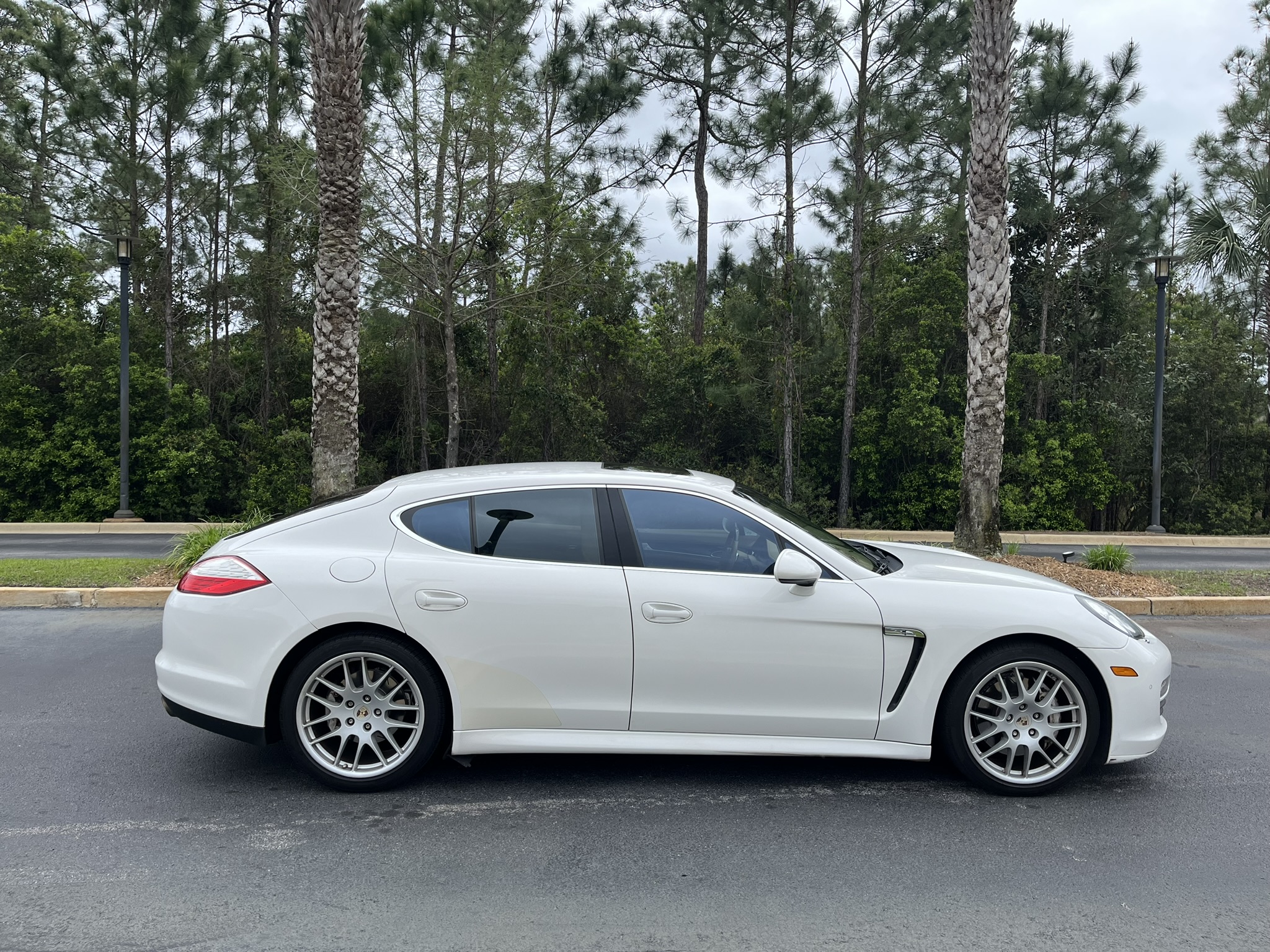 2010 Porsche Panamera S photo 2